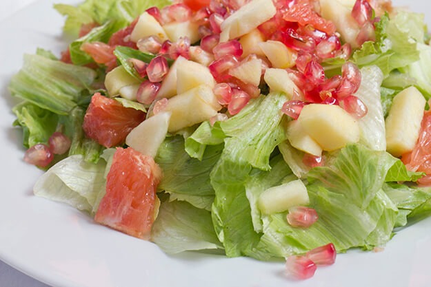 Green salad with pomegranate and grapefruit